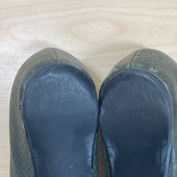 Stuart Weitzman Grey Snake Embossed Leather Flats with Pointy Toe - Picture 8 of 12